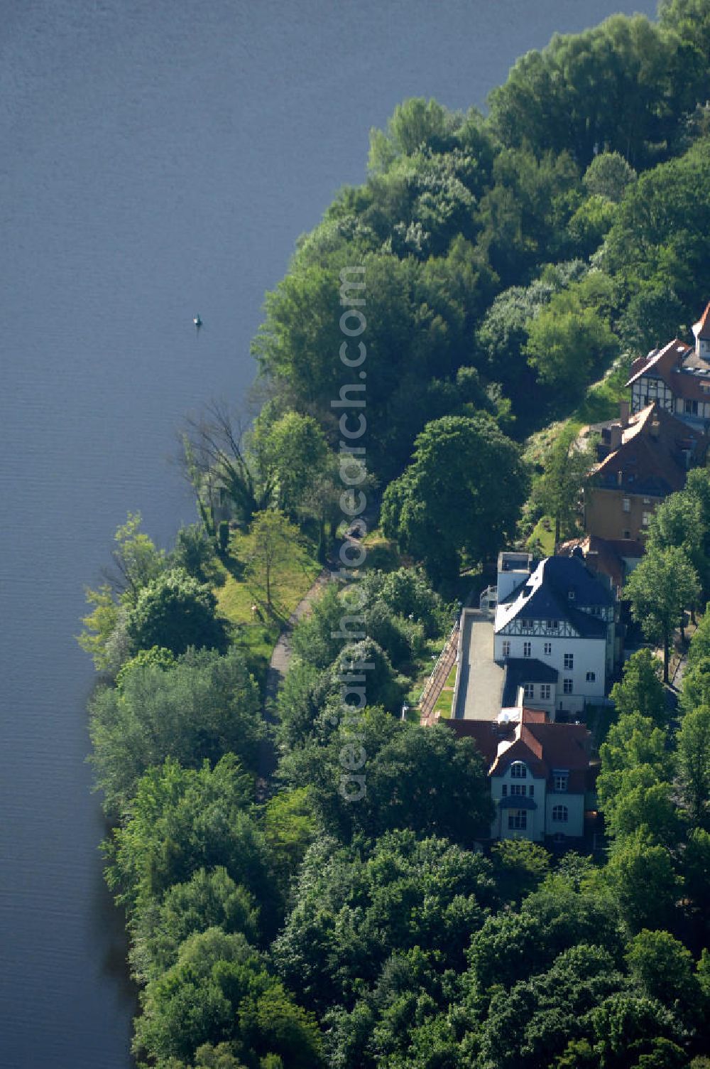 Aerial photograph Potsdam Babelsberg - Uferweg an den Villen an der Karl-Marx-Straße am Griebnitzsee in Potsdam. The villas in the street Karl-Marx-Strasse at the lake Griebnitzsee in Potsdam.