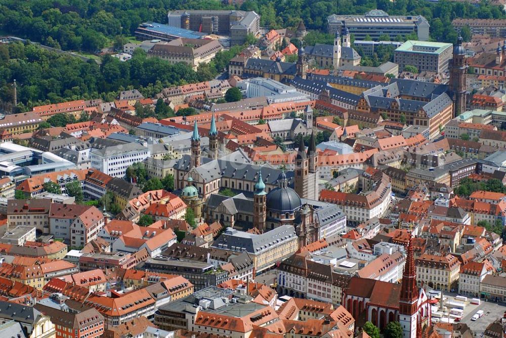 Würzburg from the bird's eye view: Blick auf die Residenz und den Hofgarten Würzburg. Die Würzburger Residenz ist ein barocker Residenzbau am Rande der Innenstadt von Würzburg. Telefon 09 31 / 35 51 70, Telefax 09 31 / 3 55 17- 25; E-Mail: sgvwuerzburg@bsv.bayern.de