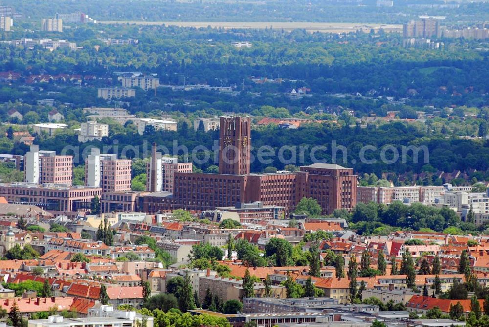 Aerial image Berlin-Tempelhof - Blick auf das Ullsteinhaus beim Start auf dem Flughafen Berlin-Tempelhof