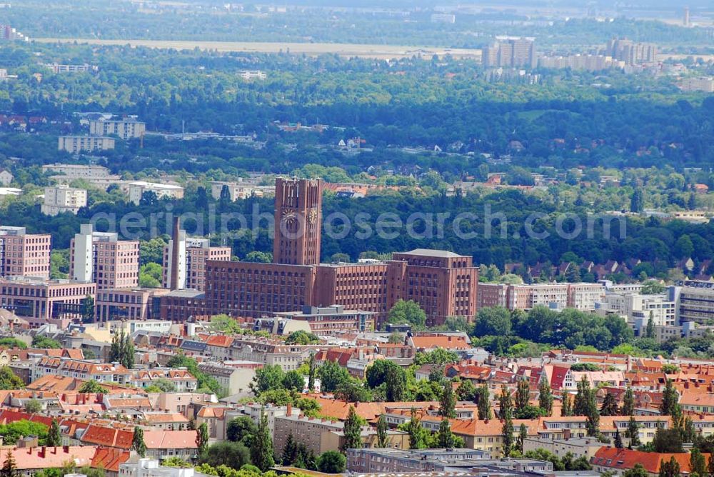 Aerial photograph Berlin-Tempelhof - Blick auf das Ullsteinhaus beim Start auf dem Flughafen Berlin-Tempelhof