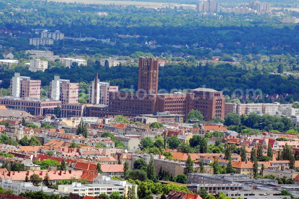 Berlin-Tempelhof from above - Blick auf das Ullsteinhaus beim Start auf dem Flughafen Berlin-Tempelhof