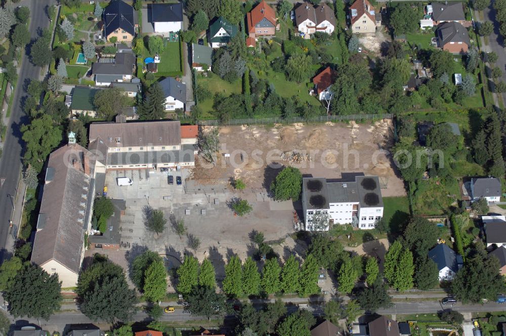 Berlin from above - Blick auf das Areal der Ulmen-Grundschule an der Ulmenstraße 79 / 85 in 12621 Berlin Kaulsdorf. Derzeit finden dort Bauarbeiten zur Umgestaltung des Sportplatzes und der Freiflächen stattt. Tel.: 030 5677052