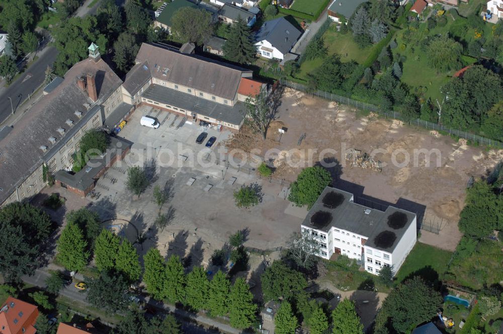 Berlin from the bird's eye view: Blick auf das Areal der Ulmen-Grundschule an der Ulmenstraße 79 / 85 in 12621 Berlin Kaulsdorf. Derzeit finden dort Bauarbeiten zur Umgestaltung des Sportplatzes und der Freiflächen stattt. Tel.: 030 5677052