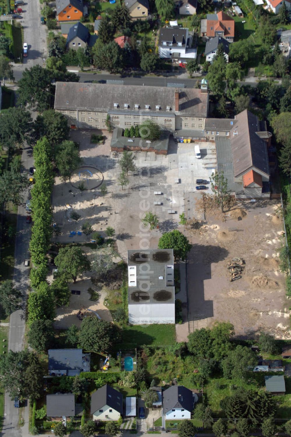 Aerial photograph Berlin - Blick auf das Areal der Ulmen-Grundschule an der Ulmenstraße 79 / 85 in 12621 Berlin Kaulsdorf. Derzeit finden dort Bauarbeiten zur Umgestaltung des Sportplatzes und der Freiflächen stattt. Tel.: 030 5677052