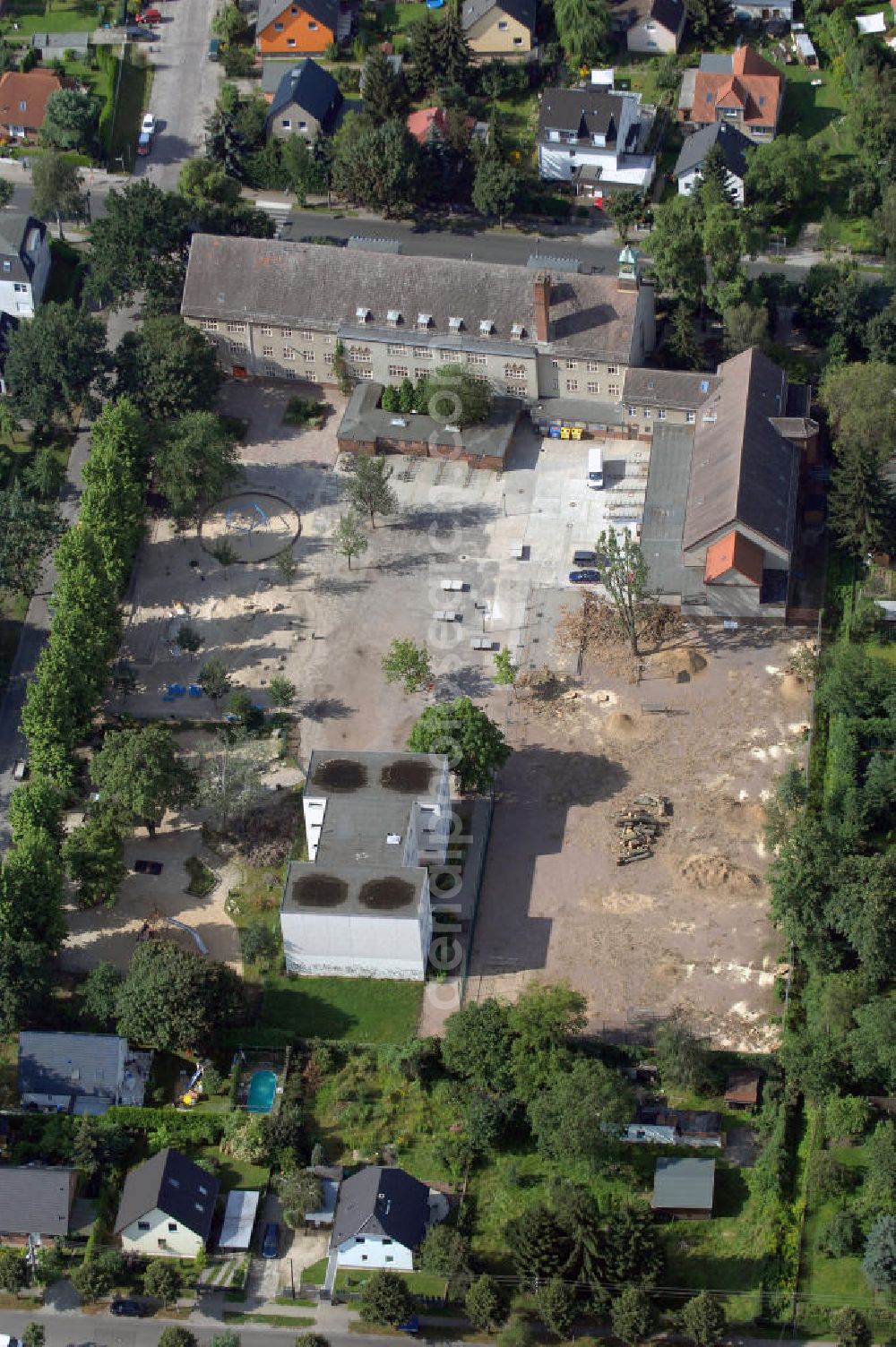 Berlin from above - Blick auf das Areal der Ulmen-Grundschule an der Ulmenstraße 79 / 85 in 12621 Berlin Kaulsdorf. Derzeit finden dort Bauarbeiten zur Umgestaltung des Sportplatzes und der Freiflächen stattt. Tel.: 030 5677052