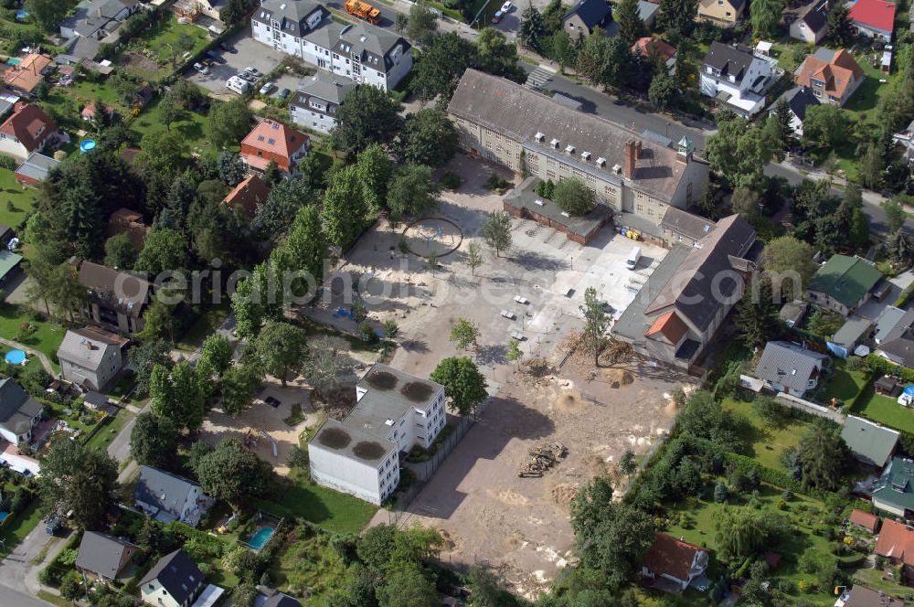 Berlin from the bird's eye view: Blick auf das Areal der Ulmen-Grundschule an der Ulmenstraße 79 / 85 in 12621 Berlin Kaulsdorf. Derzeit finden dort Bauarbeiten zur Umgestaltung des Sportplatzes und der Freiflächen stattt. Tel.: 030 5677052