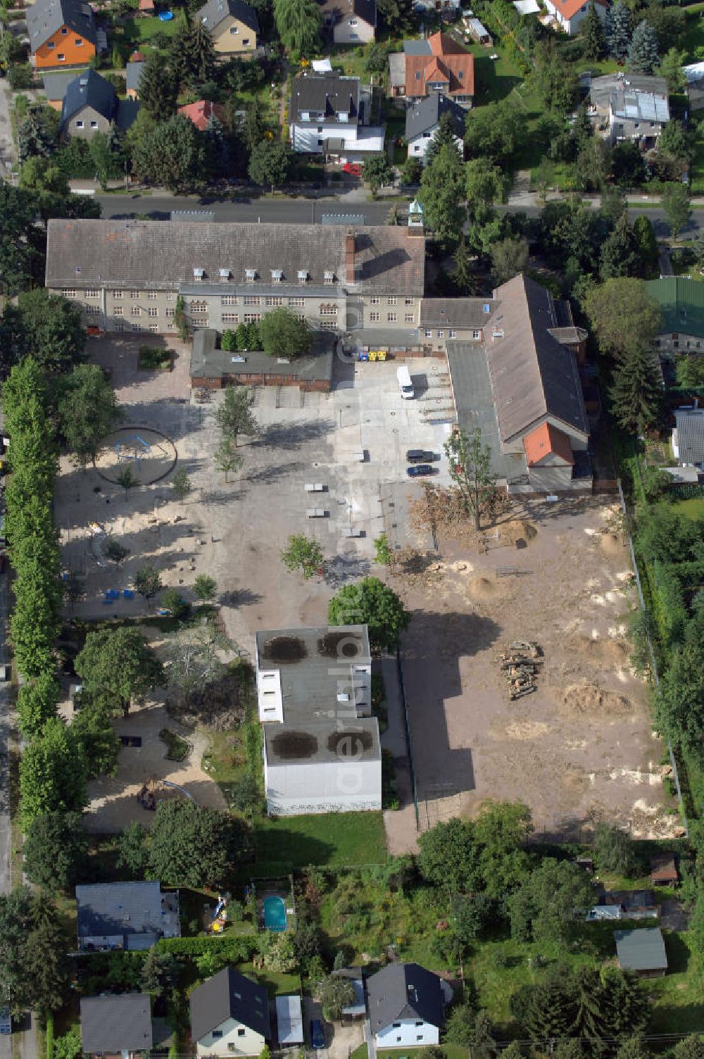 Aerial image Berlin - Blick auf das Areal der Ulmen-Grundschule an der Ulmenstraße 79 / 85 in 12621 Berlin Kaulsdorf. Derzeit finden dort Bauarbeiten zur Umgestaltung des Sportplatzes und der Freiflächen stattt. Tel.: 030 5677052