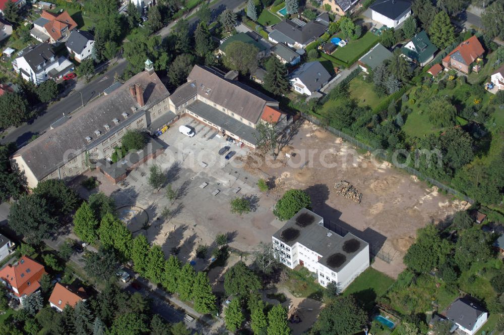 Aerial photograph Berlin - Blick auf das Areal der Ulmen-Grundschule an der Ulmenstraße 79 / 85 in 12621 Berlin Kaulsdorf. Derzeit finden dort Bauarbeiten zur Umgestaltung des Sportplatzes und der Freiflächen stattt. Tel.: 030 5677052