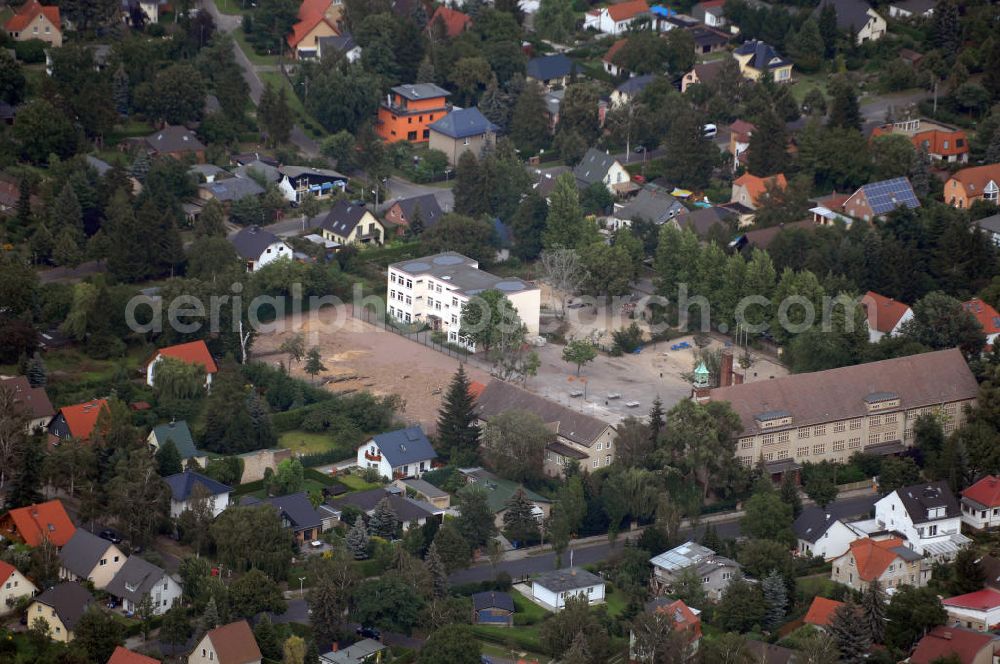 Aerial image Berlin - Blick auf das Areal der Ulmen-Grundschule an der Ulmenstraße 79 / 85 in 12621 Berlin Kaulsdorf. Derzeit finden dort Bauarbeiten zur Umgestaltung des Sportplatzes und der Freiflächen stattt. Tel.: 030 5677052