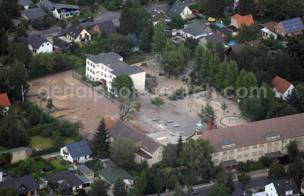 Aerial photograph Berlin - Blick auf das Areal der Ulmen-Grundschule an der Ulmenstraße 79 / 85 in 12621 Berlin Kaulsdorf. Derzeit finden dort Bauarbeiten zur Umgestaltung des Sportplatzes und der Freiflächen stattt. Tel.: 030 5677052