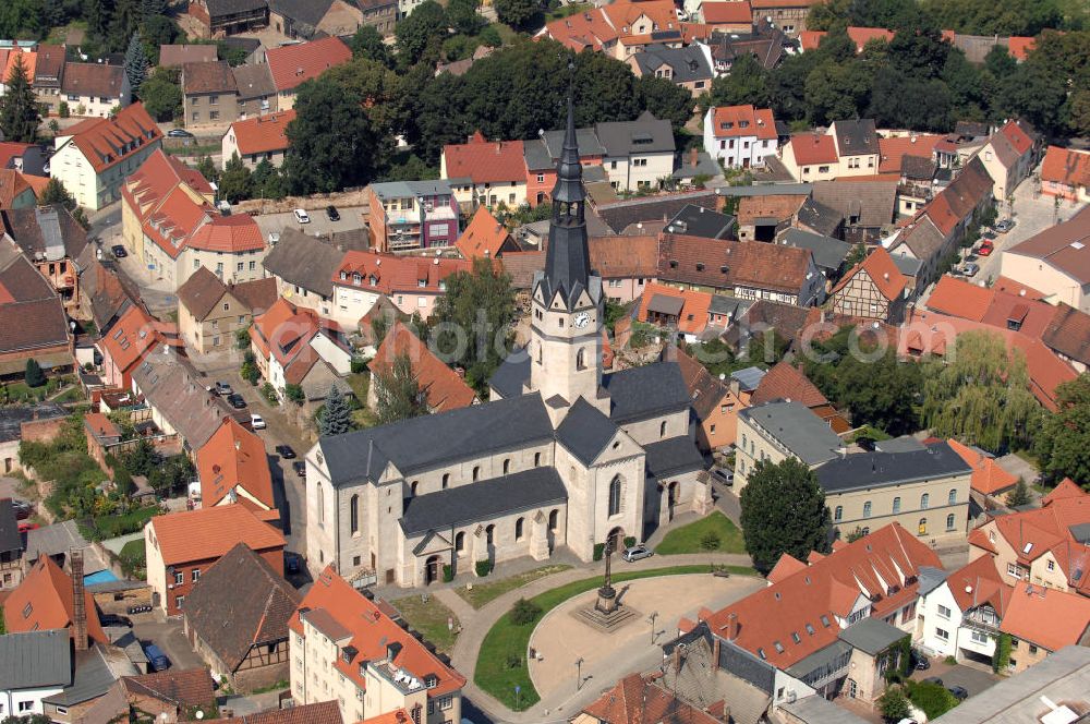 Sangerhausen from above - Die Ulrichkirche (erbaut 1116 - 1123) ist eine dreischiffige, romanische, kreuzförmig gewölbte Pfeilerbasilika und das älteste Gebäude von Sangerhausen. Seit 1993 ist die Ulrichkirche eine Station auf der Straße der Romanik.