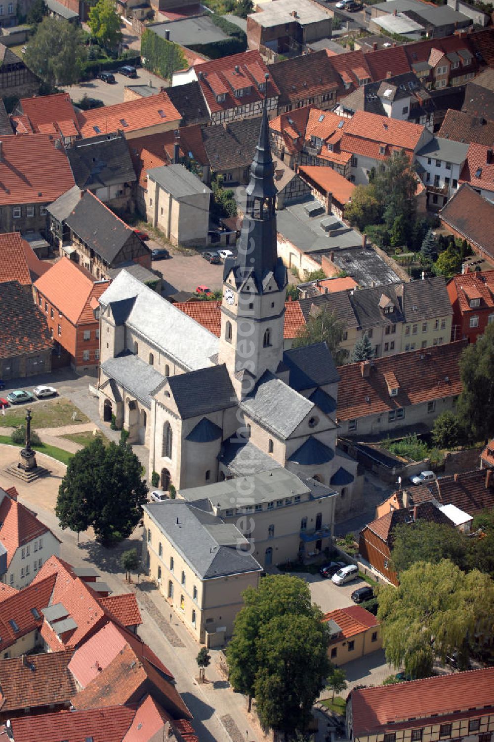 Sangerhausen from the bird's eye view: Die Ulrichkirche (erbaut 1116 - 1123) ist eine dreischiffige, romanische, kreuzförmig gewölbte Pfeilerbasilika und das älteste Gebäude von Sangerhausen. Seit 1993 ist die Ulrichkirche eine Station auf der Straße der Romanik.