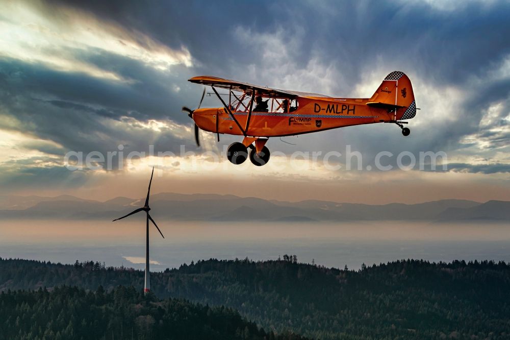 Durbach from the bird's eye view: Ultralight aircraft in flight above the sky Savage in Durbach in the state Baden-Wurttemberg, Germany