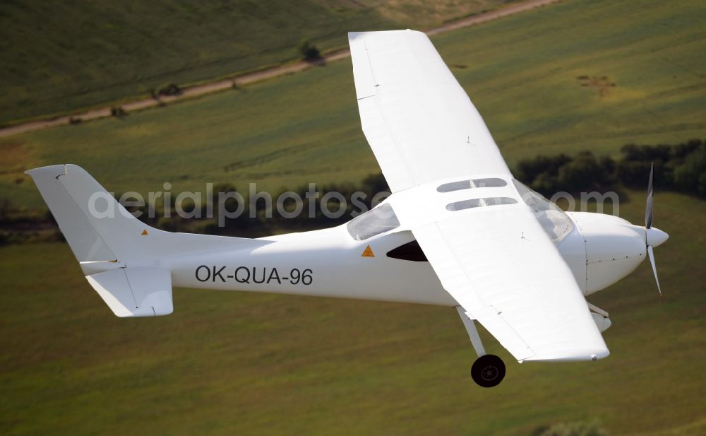 Aerial photograph Leuenberg - Ultralight aircraft Skylane in flight above the sky in Leuenberg in the state Brandenburg, Germany