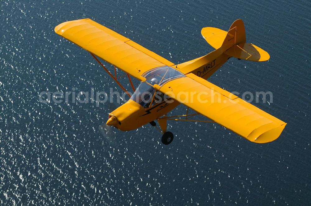 Garda from the bird's eye view: Flugzeug / Ultraleicht-Flugzeug UL vom Typ Zlin Savage Classic über dem Gardasee in Italien. Microlight aircraft over the lake Gardasee in Italy.