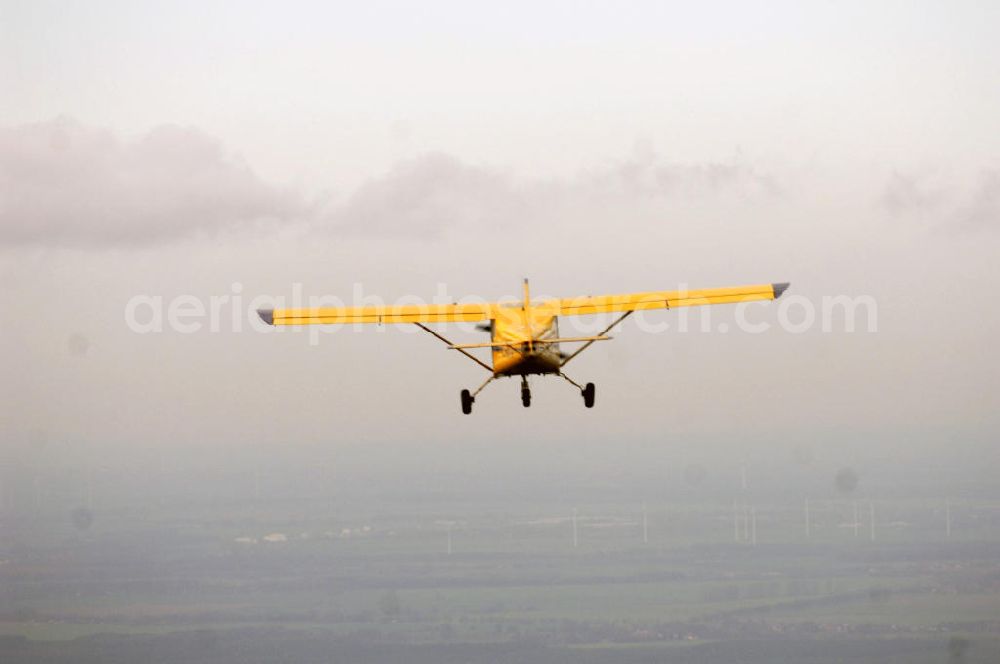 STRAUSBERG from above - Ultraleichtflugzeug Wild Thing WT 01 der AERO LIGHT Flugschule Strausberg im Anflug auf den Flugplatz Strausberg