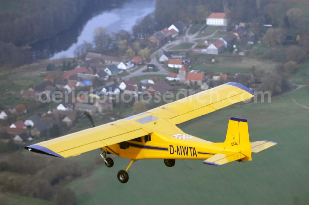 STRAUSBERG from the bird's eye view: Ultraleichtflugzeug Wild Thing WT 01 der AERO LIGHT Flugschule Strausberg im Anflug auf den Flugplatz Strausberg