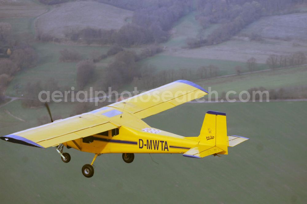 STRAUSBERG from above - Ultraleichtflugzeug Wild Thing WT 01 der AERO LIGHT Flugschule Strausberg im Anflug auf den Flugplatz Strausberg