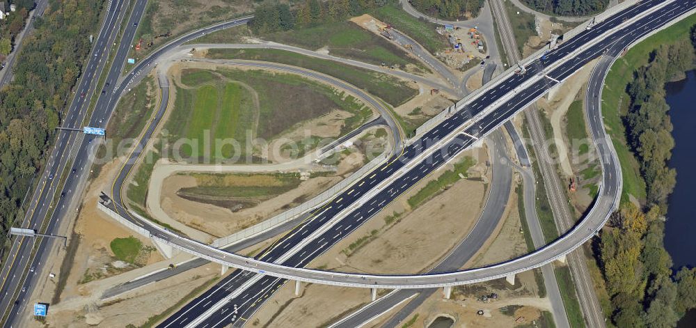 BRAUNSCHWEIG from above - Blick auf den Um- und Ausbau des Autobahndreiecks Braunschweig-Südwest an der Autobahn A39 / A 391. Der EUROVIA Baukonzern errichtet hier einige Brückenneubauten. Bauherr ist die Niedersächsische Landesbehörde für Straßenbau und Verkehr. View of the implementation and expansion of the motorway junction Braunschweig-southwest along the highway A39 / A 395th The construction company built EUROVIA here are some new bridges. Owner is the Lower Saxony state authorities for road construction and transport.