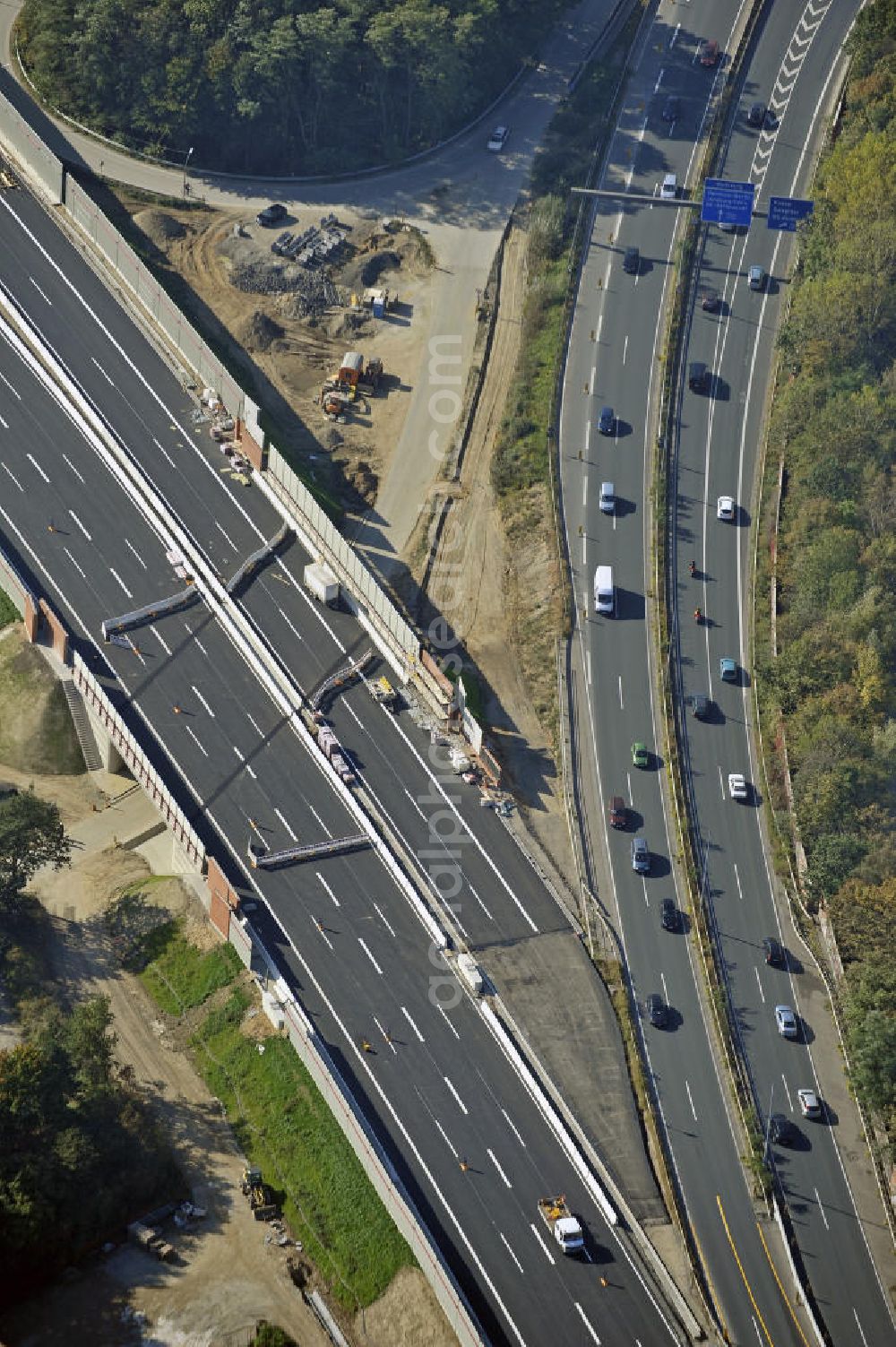 BRAUNSCHWEIG from above - Blick auf den Um- und Ausbau des Autobahndreiecks Braunschweig-Südwest an der Autobahn A39 / A 391. Der EUROVIA Baukonzern errichtet hier einige Brückenneubauten. Bauherr ist die Niedersächsische Landesbehörde für Straßenbau und Verkehr. View of the implementation and expansion of the motorway junction Braunschweig-southwest along the highway A39 / A 395th The construction company built EUROVIA here are some new bridges. Owner is the Lower Saxony state authorities for road construction and transport.