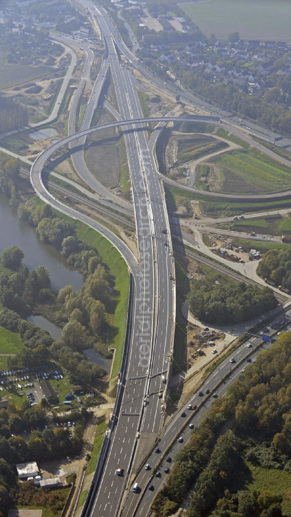 BRAUNSCHWEIG from the bird's eye view: Blick auf den Um- und Ausbau des Autobahndreiecks Braunschweig-Südwest an der Autobahn A39 / A 391. Der EUROVIA Baukonzern errichtet hier einige Brückenneubauten. Bauherr ist die Niedersächsische Landesbehörde für Straßenbau und Verkehr. View of the implementation and expansion of the motorway junction Braunschweig-southwest along the highway A39 / A 395th The construction company built EUROVIA here are some new bridges. Owner is the Lower Saxony state authorities for road construction and transport.