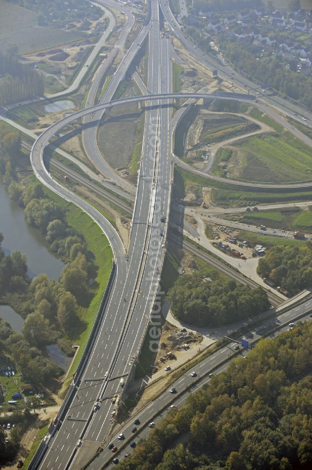 Aerial image BRAUNSCHWEIG - Blick auf den Um- und Ausbau des Autobahndreiecks Braunschweig-Südwest an der Autobahn A39 / A 391. Der EUROVIA Baukonzern errichtet hier einige Brückenneubauten. Bauherr ist die Niedersächsische Landesbehörde für Straßenbau und Verkehr. View of the implementation and expansion of the motorway junction Braunschweig-southwest along the highway A39 / A 395th The construction company built EUROVIA here are some new bridges. Owner is the Lower Saxony state authorities for road construction and transport.