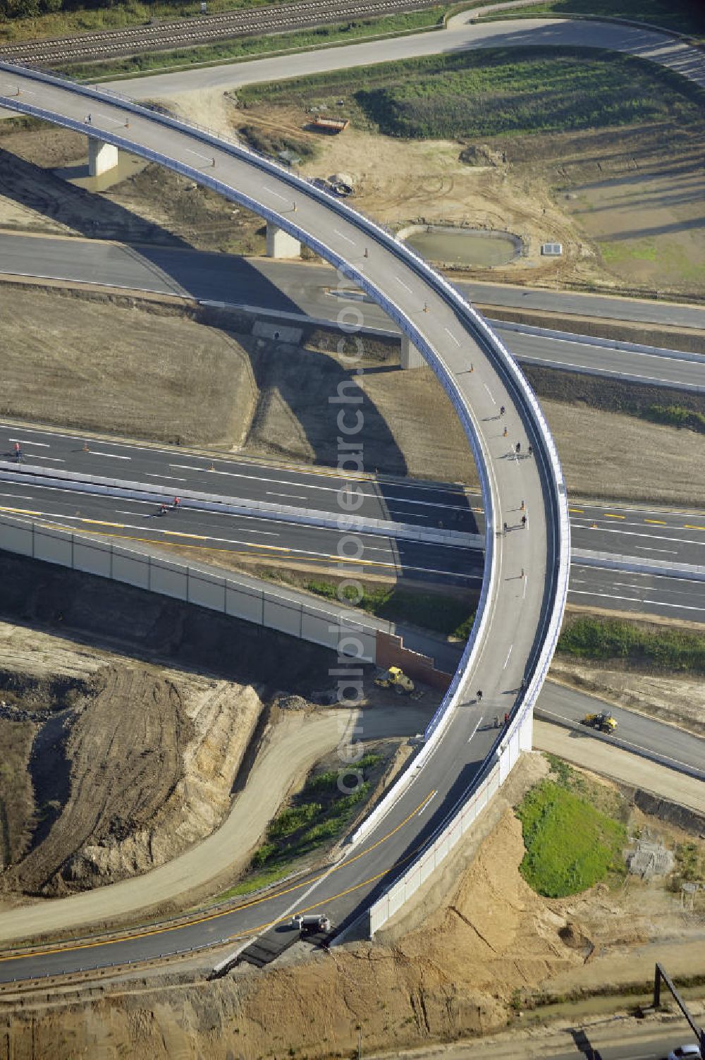 Aerial photograph BRAUNSCHWEIG - Blick auf den Um- und Ausbau des Autobahndreiecks Braunschweig-Südwest an der Autobahn A39 / A 391. Der EUROVIA Baukonzern errichtet hier einige Brückenneubauten. Bauherr ist die Niedersächsische Landesbehörde für Straßenbau und Verkehr. View of the implementation and expansion of the motorway junction Braunschweig-southwest along the highway A39 / A 395th The construction company built EUROVIA here are some new bridges. Owner is the Lower Saxony state authorities for road construction and transport.