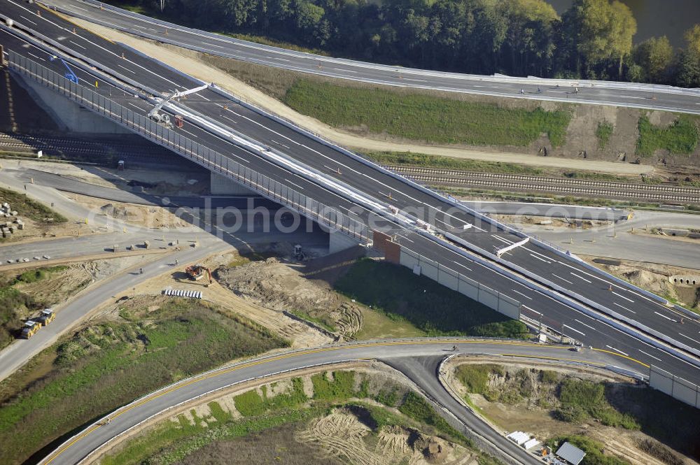 BRAUNSCHWEIG from above - Blick auf den Um- und Ausbau des Autobahndreiecks Braunschweig-Südwest an der Autobahn A39 / A 391. Der EUROVIA Baukonzern errichtet hier einige Brückenneubauten. Bauherr ist die Niedersächsische Landesbehörde für Straßenbau und Verkehr. View of the implementation and expansion of the motorway junction Braunschweig-southwest along the highway A39 / A 395th The construction company built EUROVIA here are some new bridges. Owner is the Lower Saxony state authorities for road construction and transport.