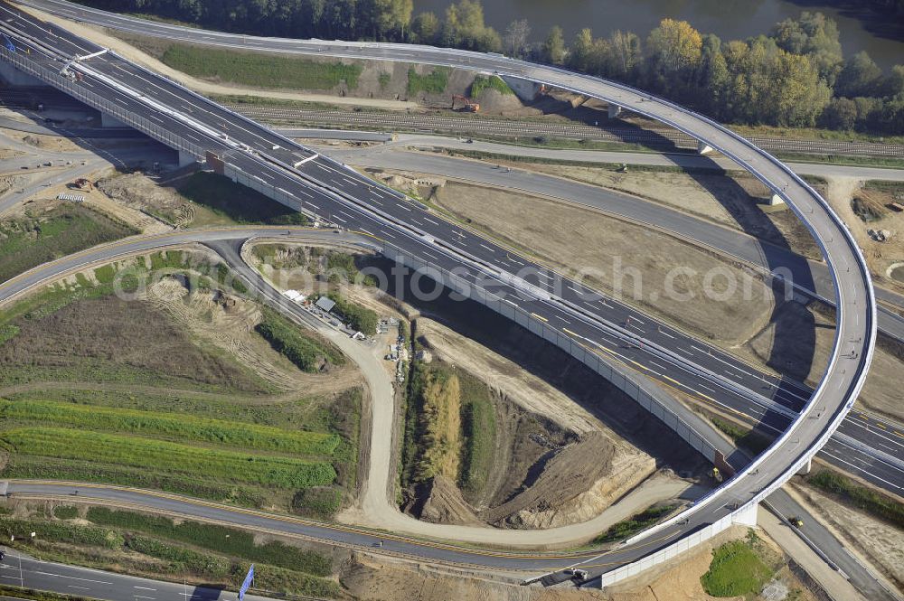 BRAUNSCHWEIG from the bird's eye view: Blick auf den Um- und Ausbau des Autobahndreiecks Braunschweig-Südwest an der Autobahn A39 / A 391. Der EUROVIA Baukonzern errichtet hier einige Brückenneubauten. Bauherr ist die Niedersächsische Landesbehörde für Straßenbau und Verkehr. View of the implementation and expansion of the motorway junction Braunschweig-southwest along the highway A39 / A 395th The construction company built EUROVIA here are some new bridges. Owner is the Lower Saxony state authorities for road construction and transport.