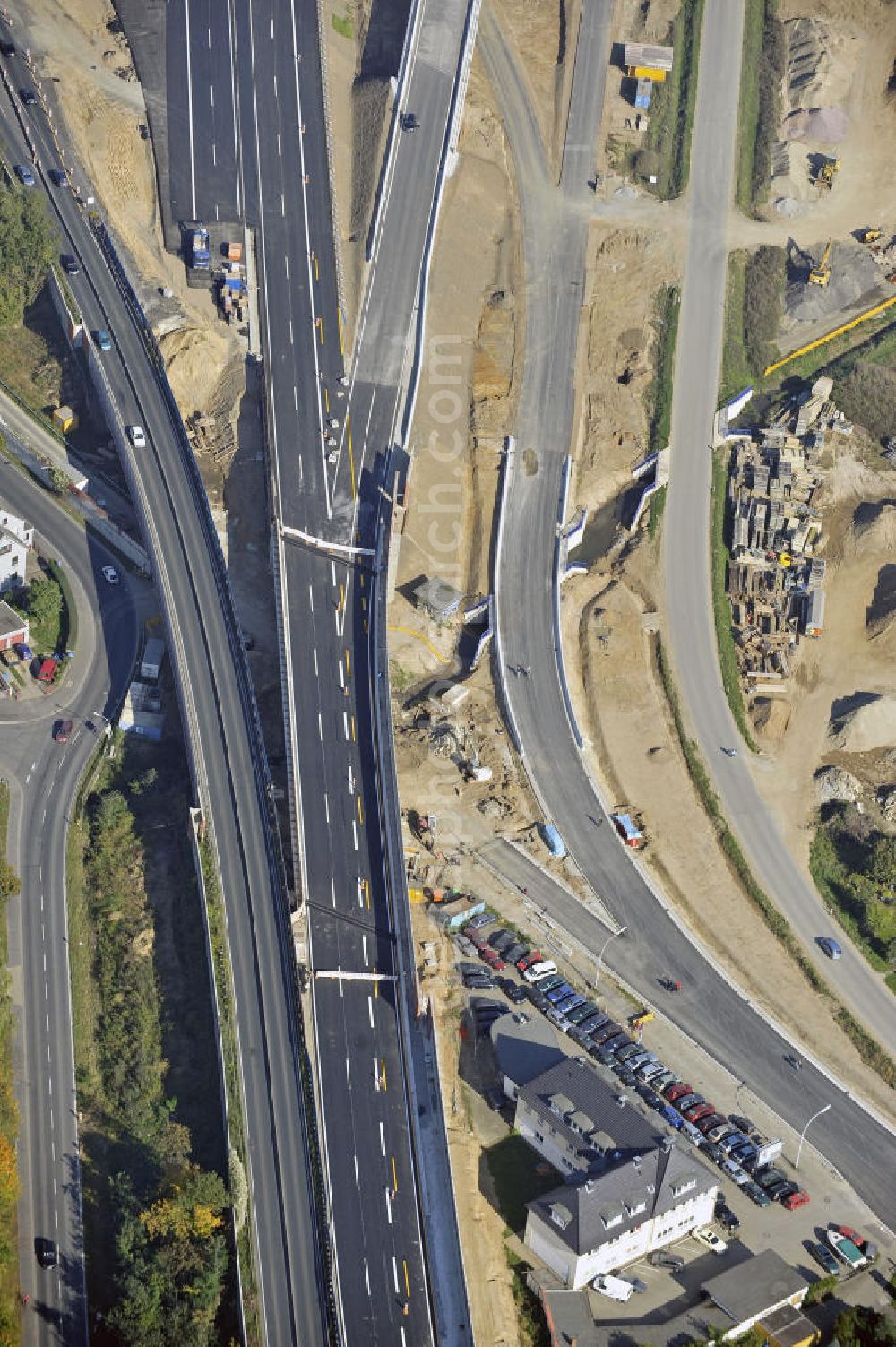 Aerial photograph BRAUNSCHWEIG - Blick auf den Um- und Ausbau des Autobahndreiecks Braunschweig-Südwest an der Autobahn A39 / A 391. Der EUROVIA Baukonzern errichtet hier einige Brückenneubauten. Bauherr ist die Niedersächsische Landesbehörde für Straßenbau und Verkehr. View of the implementation and expansion of the motorway junction Braunschweig-southwest along the highway A39 / A 395th The construction company built EUROVIA here are some new bridges. Owner is the Lower Saxony state authorities for road construction and transport.