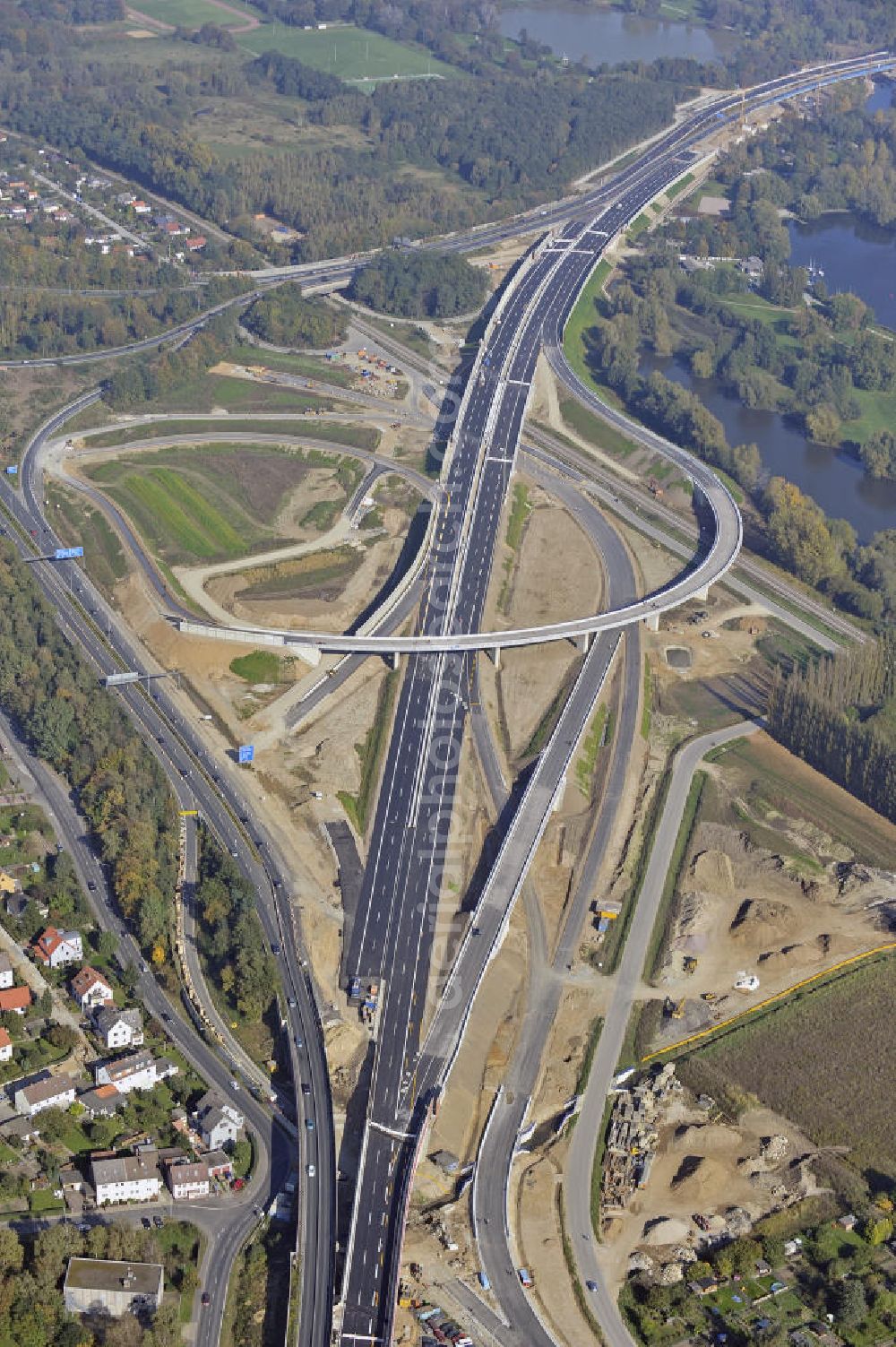 BRAUNSCHWEIG from above - Blick auf den Um- und Ausbau des Autobahndreiecks Braunschweig-Südwest an der Autobahn A39 / A 391. Der EUROVIA Baukonzern errichtet hier einige Brückenneubauten. Bauherr ist die Niedersächsische Landesbehörde für Straßenbau und Verkehr. View of the implementation and expansion of the motorway junction Braunschweig-southwest along the highway A39 / A 395th The construction company built EUROVIA here are some new bridges. Owner is the Lower Saxony state authorities for road construction and transport.