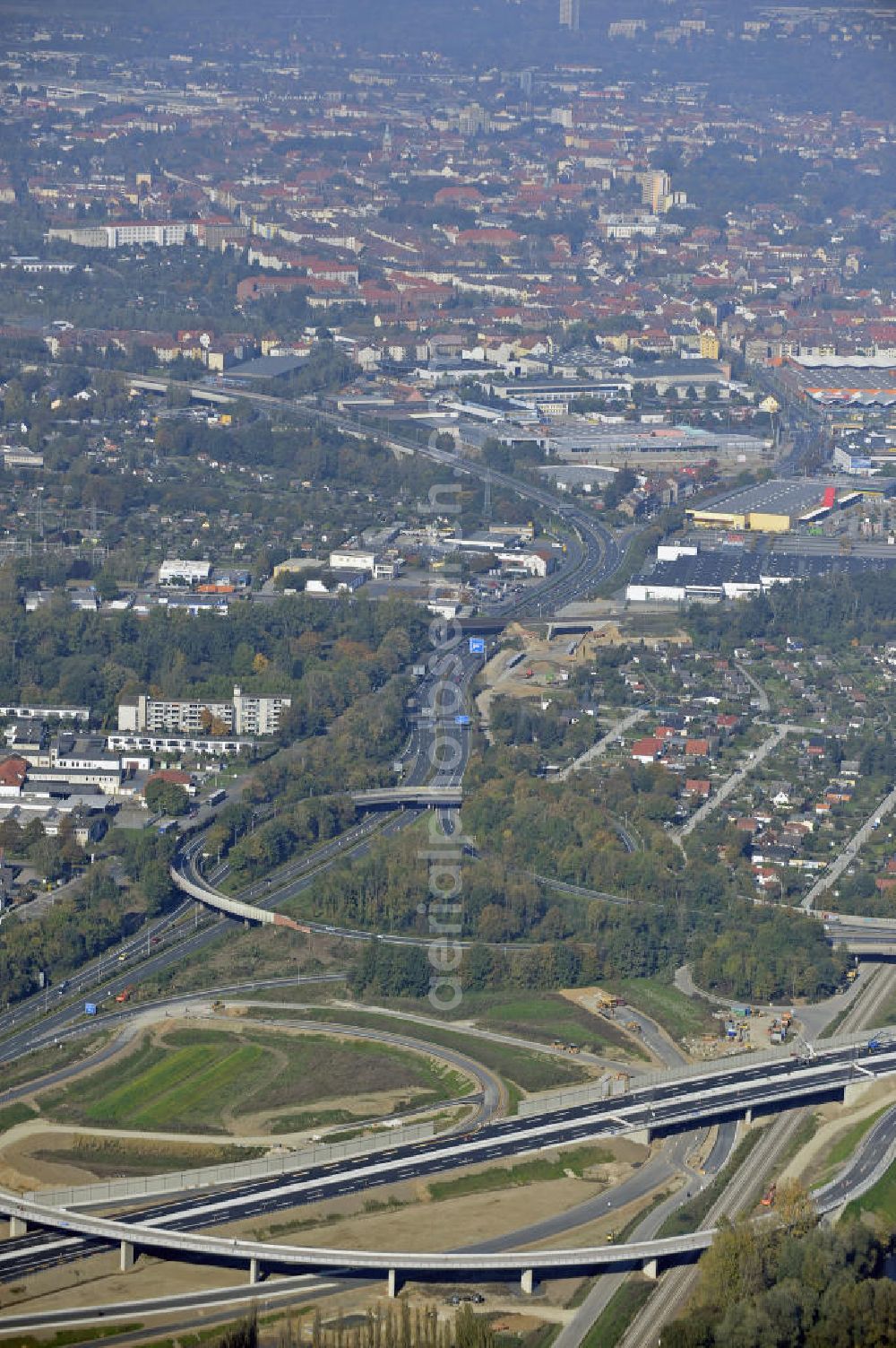 BRAUNSCHWEIG from the bird's eye view: Blick auf den Um- und Ausbau des Autobahndreiecks Braunschweig-Südwest an der Autobahn A39 / A 391. Der EUROVIA Baukonzern errichtet hier einige Brückenneubauten. Bauherr ist die Niedersächsische Landesbehörde für Straßenbau und Verkehr. View of the implementation and expansion of the motorway junction Braunschweig-southwest along the highway A39 / A 395th The construction company built EUROVIA here are some new bridges. Owner is the Lower Saxony state authorities for road construction and transport.