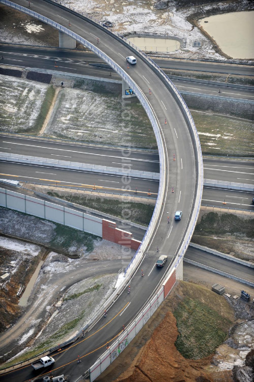 Braunschweig from above - Blick auf den Um- und Ausbau des Autobahndreiecks Braunschweig-Südwest an der Autobahn A29 / A 391. Der EUROVIA Baukonzern errichtet hier einige Brückenneubauten. Bauherr ist die Niedersächsische Landesbehörde für Straßenbau und Verkehr. View of the implementation and expansion of the motorway junction Braunschweig-southwest along the highway A29 / A 395th The construction company built EUROVIA here are some new bridges. Owner is the Lower Saxony state authorities for road construction and transport.