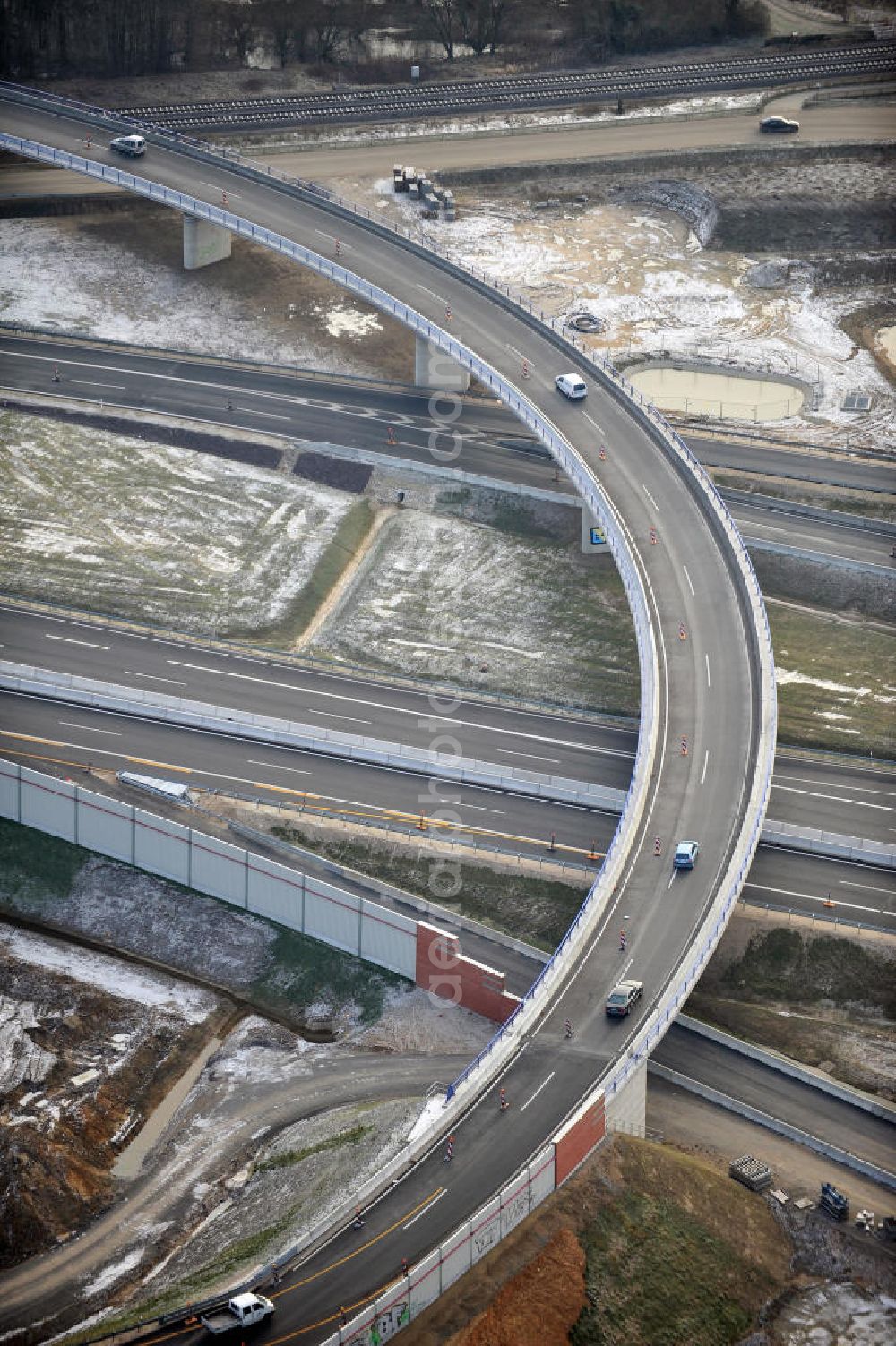 Braunschweig from the bird's eye view: Blick auf den Um- und Ausbau des Autobahndreiecks Braunschweig-Südwest an der Autobahn A29 / A 391. Der EUROVIA Baukonzern errichtet hier einige Brückenneubauten. Bauherr ist die Niedersächsische Landesbehörde für Straßenbau und Verkehr. View of the implementation and expansion of the motorway junction Braunschweig-southwest along the highway A29 / A 395th The construction company built EUROVIA here are some new bridges. Owner is the Lower Saxony state authorities for road construction and transport.