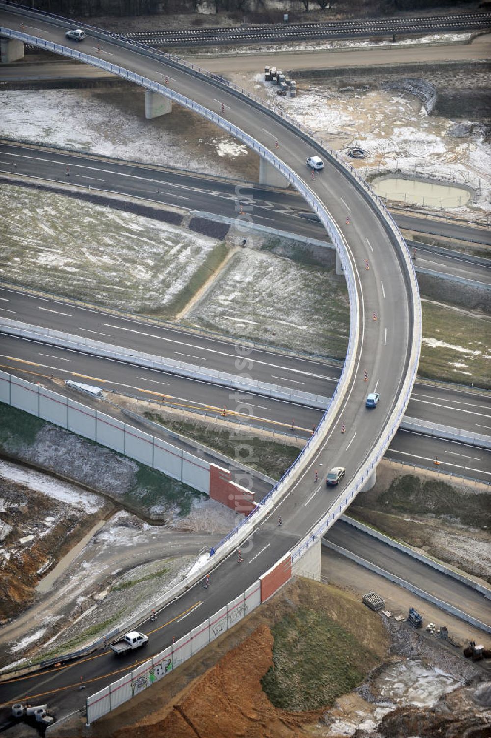 Aerial image Braunschweig - Blick auf den Um- und Ausbau des Autobahndreiecks Braunschweig-Südwest an der Autobahn A29 / A 391. Der EUROVIA Baukonzern errichtet hier einige Brückenneubauten. Bauherr ist die Niedersächsische Landesbehörde für Straßenbau und Verkehr. View of the implementation and expansion of the motorway junction Braunschweig-southwest along the highway A29 / A 395th The construction company built EUROVIA here are some new bridges. Owner is the Lower Saxony state authorities for road construction and transport.