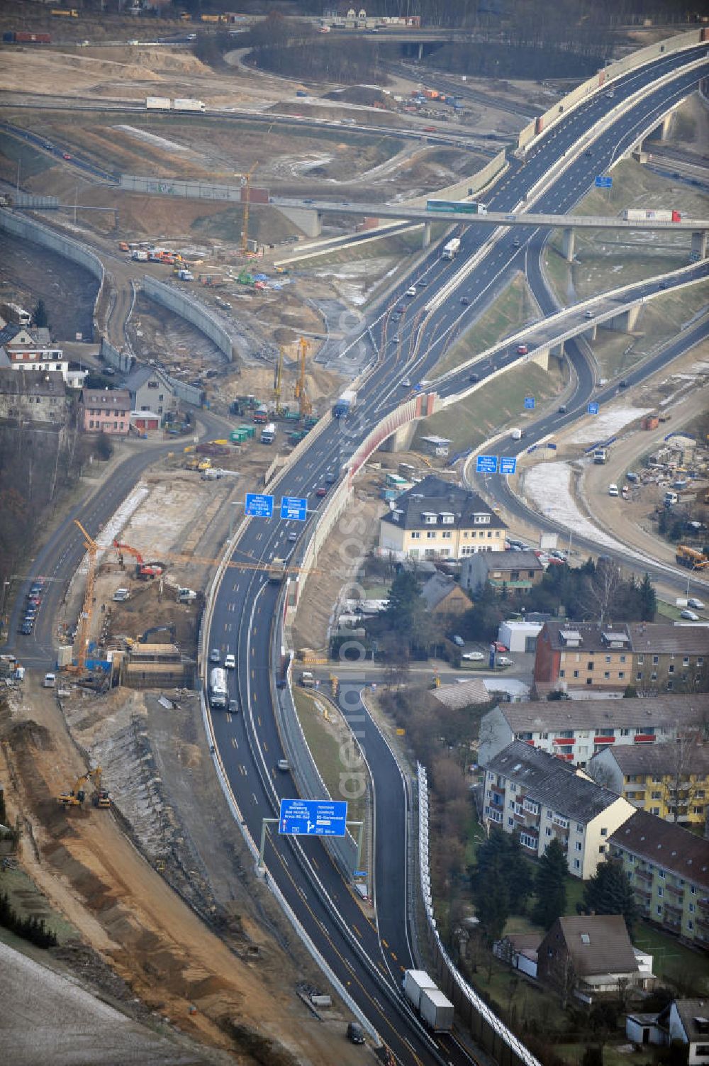 Aerial photograph Braunschweig - Blick auf den Um- und Ausbau des Autobahndreiecks Braunschweig-Südwest an der Autobahn A29 / A 391. Der EUROVIA Baukonzern errichtet hier einige Brückenneubauten. Bauherr ist die Niedersächsische Landesbehörde für Straßenbau und Verkehr. View of the implementation and expansion of the motorway junction Braunschweig-southwest along the highway A29 / A 395th The construction company built EUROVIA here are some new bridges. Owner is the Lower Saxony state authorities for road construction and transport.