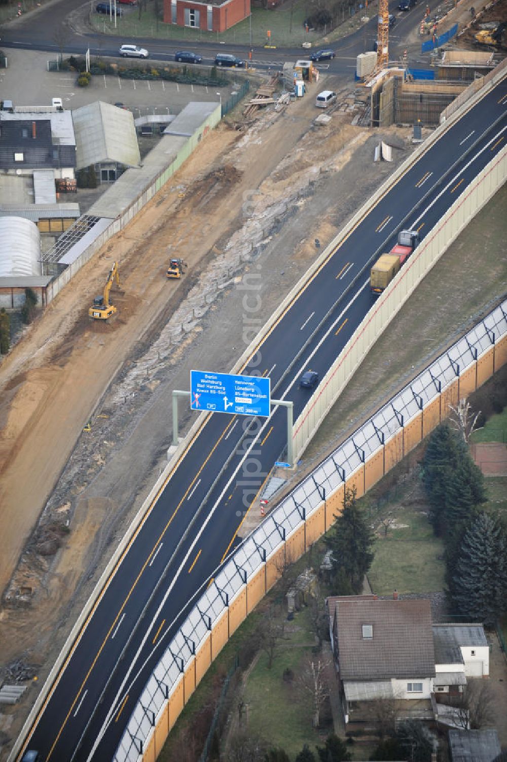 Braunschweig from the bird's eye view: Blick auf den Um- und Ausbau des Autobahndreiecks Braunschweig-Südwest an der Autobahn A29 / A 391. Der EUROVIA Baukonzern errichtet hier einige Brückenneubauten. Bauherr ist die Niedersächsische Landesbehörde für Straßenbau und Verkehr. View of the implementation and expansion of the motorway junction Braunschweig-southwest along the highway A29 / A 395th The construction company built EUROVIA here are some new bridges. Owner is the Lower Saxony state authorities for road construction and transport.