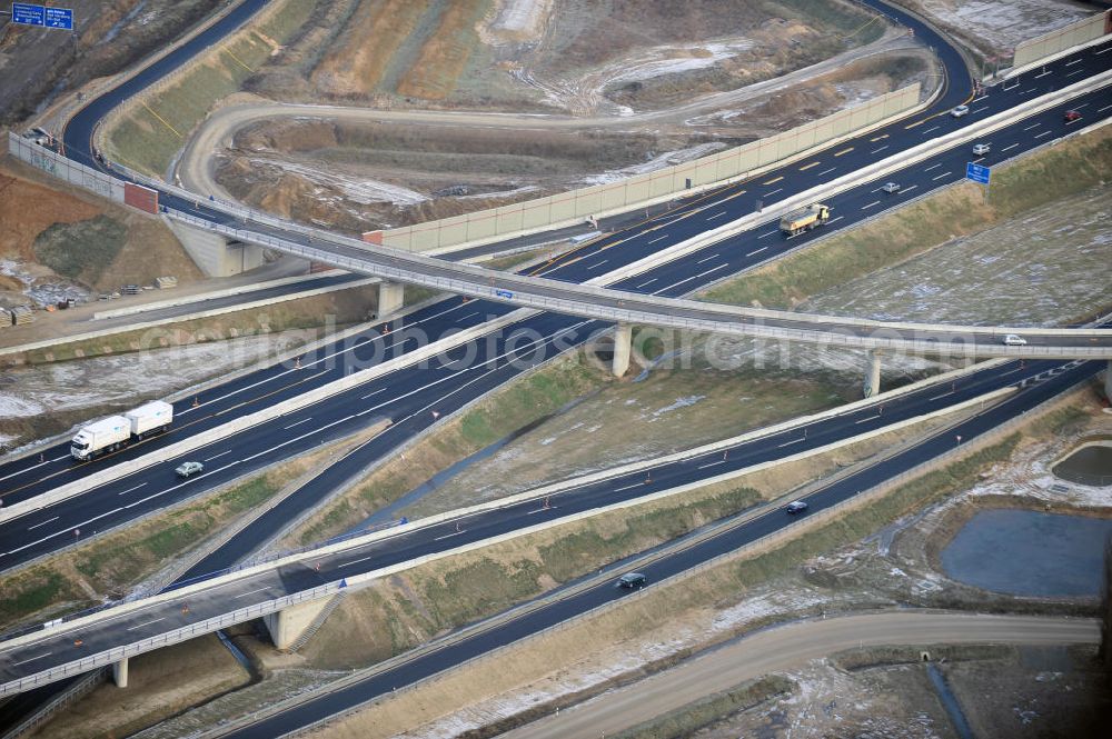 Aerial image Braunschweig - Blick auf den Um- und Ausbau des Autobahndreiecks Braunschweig-Südwest an der Autobahn A29 / A 391. Der EUROVIA Baukonzern errichtet hier einige Brückenneubauten. Bauherr ist die Niedersächsische Landesbehörde für Straßenbau und Verkehr. View of the implementation and expansion of the motorway junction Braunschweig-southwest along the highway A29 / A 395th The construction company built EUROVIA here are some new bridges. Owner is the Lower Saxony state authorities for road construction and transport.