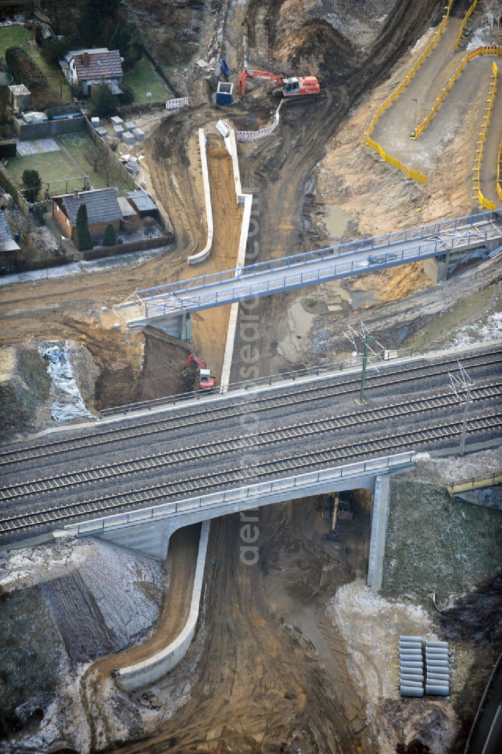 Braunschweig from above - Blick auf den Um- und Ausbau des Autobahndreiecks Braunschweig-Südwest an der Autobahn A29 / A 391. Der EUROVIA Baukonzern errichtet hier einige Brückenneubauten. Bauherr ist die Niedersächsische Landesbehörde für Straßenbau und Verkehr. View of the implementation and expansion of the motorway junction Braunschweig-southwest along the highway A29 / A 395th The construction company built EUROVIA here are some new bridges. Owner is the Lower Saxony state authorities for road construction and transport.