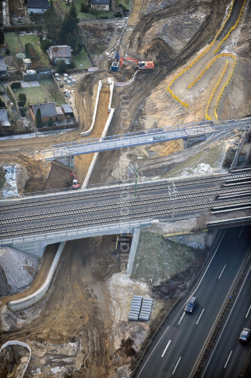 Braunschweig from the bird's eye view: Blick auf den Um- und Ausbau des Autobahndreiecks Braunschweig-Südwest an der Autobahn A29 / A 391. Der EUROVIA Baukonzern errichtet hier einige Brückenneubauten. Bauherr ist die Niedersächsische Landesbehörde für Straßenbau und Verkehr. View of the implementation and expansion of the motorway junction Braunschweig-southwest along the highway A29 / A 395th The construction company built EUROVIA here are some new bridges. Owner is the Lower Saxony state authorities for road construction and transport.