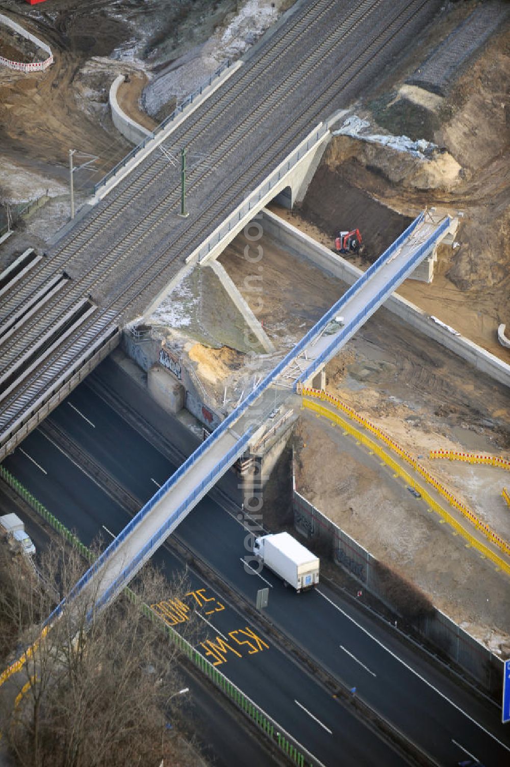 Aerial image Braunschweig - Blick auf den Um- und Ausbau des Autobahndreiecks Braunschweig-Südwest an der Autobahn A29 / A 391. Der EUROVIA Baukonzern errichtet hier einige Brückenneubauten. Bauherr ist die Niedersächsische Landesbehörde für Straßenbau und Verkehr. View of the implementation and expansion of the motorway junction Braunschweig-southwest along the highway A29 / A 395th The construction company built EUROVIA here are some new bridges. Owner is the Lower Saxony state authorities for road construction and transport.