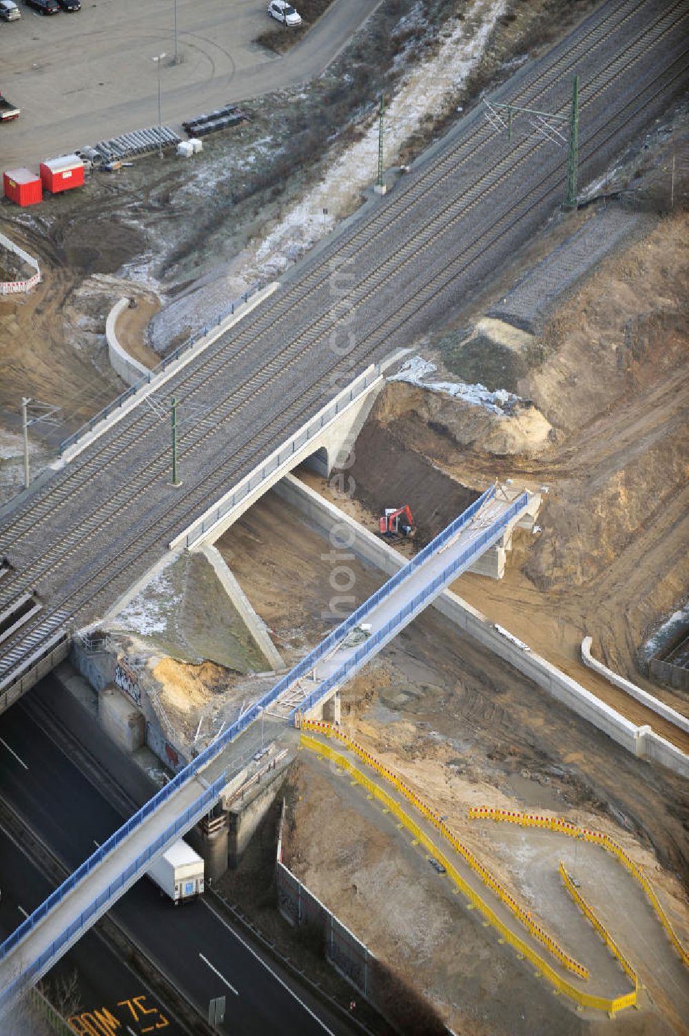 Aerial photograph Braunschweig - Blick auf den Um- und Ausbau des Autobahndreiecks Braunschweig-Südwest an der Autobahn A29 / A 391. Der EUROVIA Baukonzern errichtet hier einige Brückenneubauten. Bauherr ist die Niedersächsische Landesbehörde für Straßenbau und Verkehr. View of the implementation and expansion of the motorway junction Braunschweig-southwest along the highway A29 / A 395th The construction company built EUROVIA here are some new bridges. Owner is the Lower Saxony state authorities for road construction and transport.