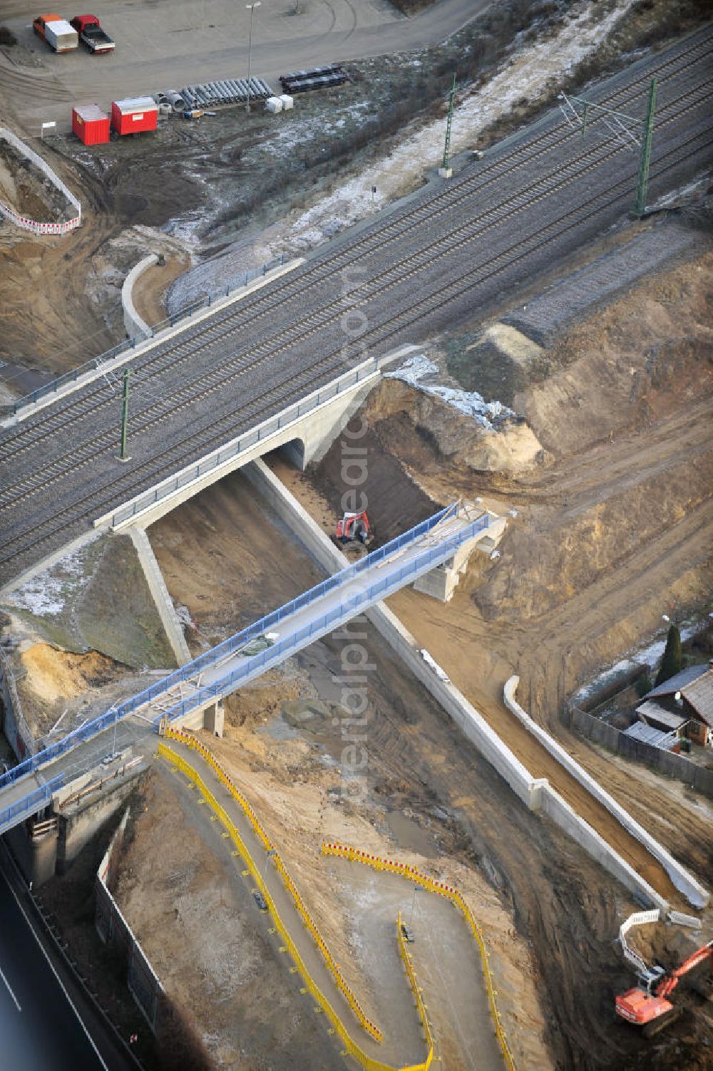 Braunschweig from above - Blick auf den Um- und Ausbau des Autobahndreiecks Braunschweig-Südwest an der Autobahn A29 / A 391. Der EUROVIA Baukonzern errichtet hier einige Brückenneubauten. Bauherr ist die Niedersächsische Landesbehörde für Straßenbau und Verkehr. View of the implementation and expansion of the motorway junction Braunschweig-southwest along the highway A29 / A 395th The construction company built EUROVIA here are some new bridges. Owner is the Lower Saxony state authorities for road construction and transport.