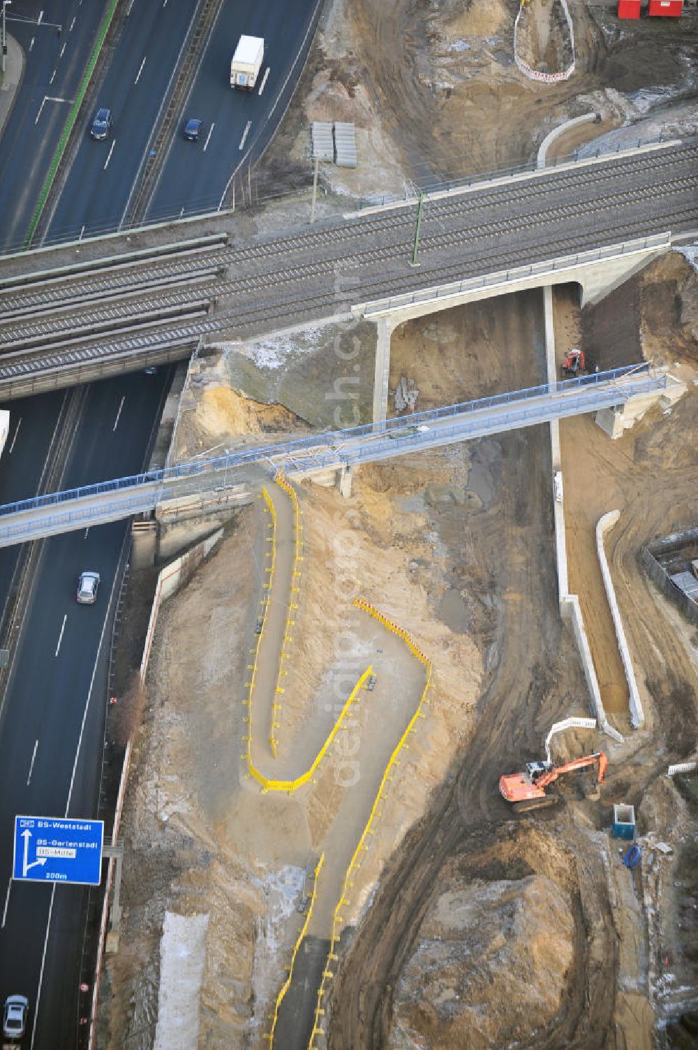 Braunschweig from the bird's eye view: Blick auf den Um- und Ausbau des Autobahndreiecks Braunschweig-Südwest an der Autobahn A29 / A 391. Der EUROVIA Baukonzern errichtet hier einige Brückenneubauten. Bauherr ist die Niedersächsische Landesbehörde für Straßenbau und Verkehr. View of the implementation and expansion of the motorway junction Braunschweig-southwest along the highway A29 / A 395th The construction company built EUROVIA here are some new bridges. Owner is the Lower Saxony state authorities for road construction and transport.