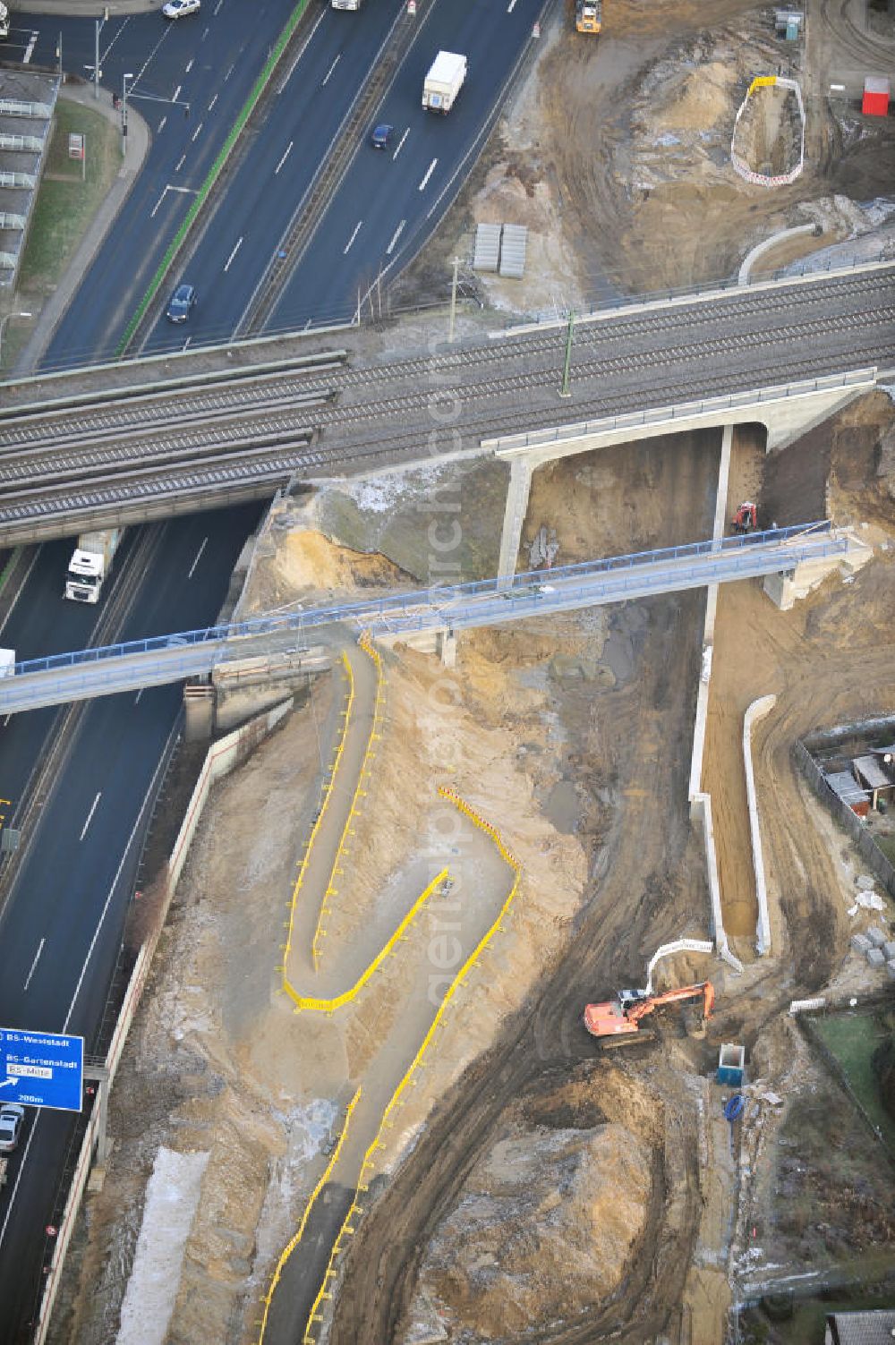 Aerial image Braunschweig - Blick auf den Um- und Ausbau des Autobahndreiecks Braunschweig-Südwest an der Autobahn A29 / A 391. Der EUROVIA Baukonzern errichtet hier einige Brückenneubauten. Bauherr ist die Niedersächsische Landesbehörde für Straßenbau und Verkehr. View of the implementation and expansion of the motorway junction Braunschweig-southwest along the highway A29 / A 395th The construction company built EUROVIA here are some new bridges. Owner is the Lower Saxony state authorities for road construction and transport.