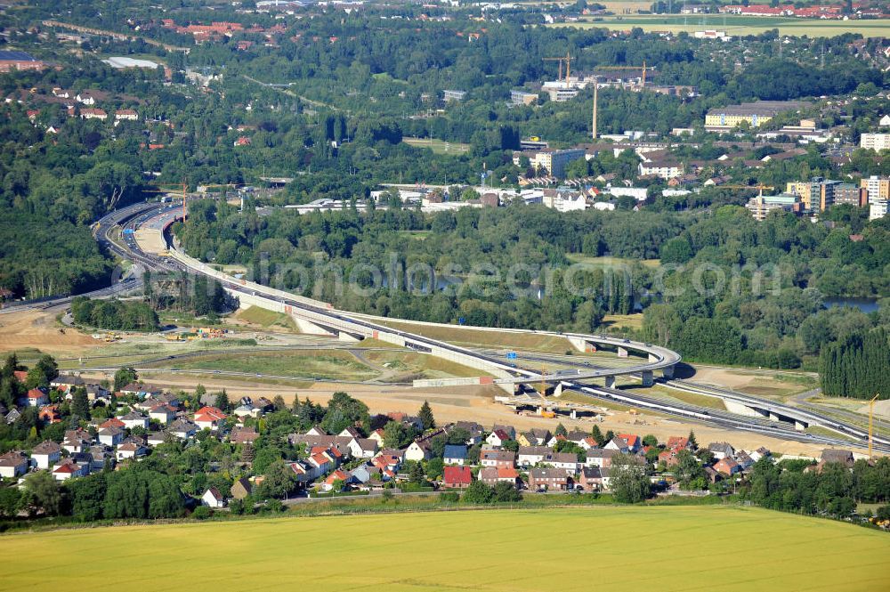 Aerial photograph Braunschweig - Blick auf den Um- und Ausbau des Autobahndreiecks Braunschweig-Südwest an der Autobahn A29 / A 391 in Niedersachsen. Der EUROVIA Baukonzern errichtet hier einige Brückenneubauten. Bauherr ist die Niedersächsische Landesbehörde für Straßenbau und Verkehr. View of the implementation and expansion of the motorway junction Brunswick-southwest along the freeway A29 / A 395 in Lower Saxony. The construction company EUROVIA built here are some new bridges. Owner is the Lower Saxony state authorities for road construction and transport.