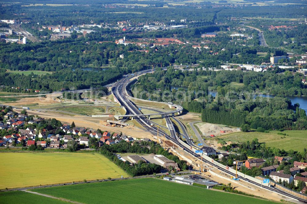 Braunschweig from the bird's eye view: Blick auf den Um- und Ausbau des Autobahndreiecks Braunschweig-Südwest an der Autobahn A29 / A 391 in Niedersachsen. Der EUROVIA Baukonzern errichtet hier einige Brückenneubauten. Bauherr ist die Niedersächsische Landesbehörde für Straßenbau und Verkehr. View of the implementation and expansion of the motorway junction Brunswick-southwest along the freeway A29 / A 395 in Lower Saxony. The construction company EUROVIA built here are some new bridges. Owner is the Lower Saxony state authorities for road construction and transport.