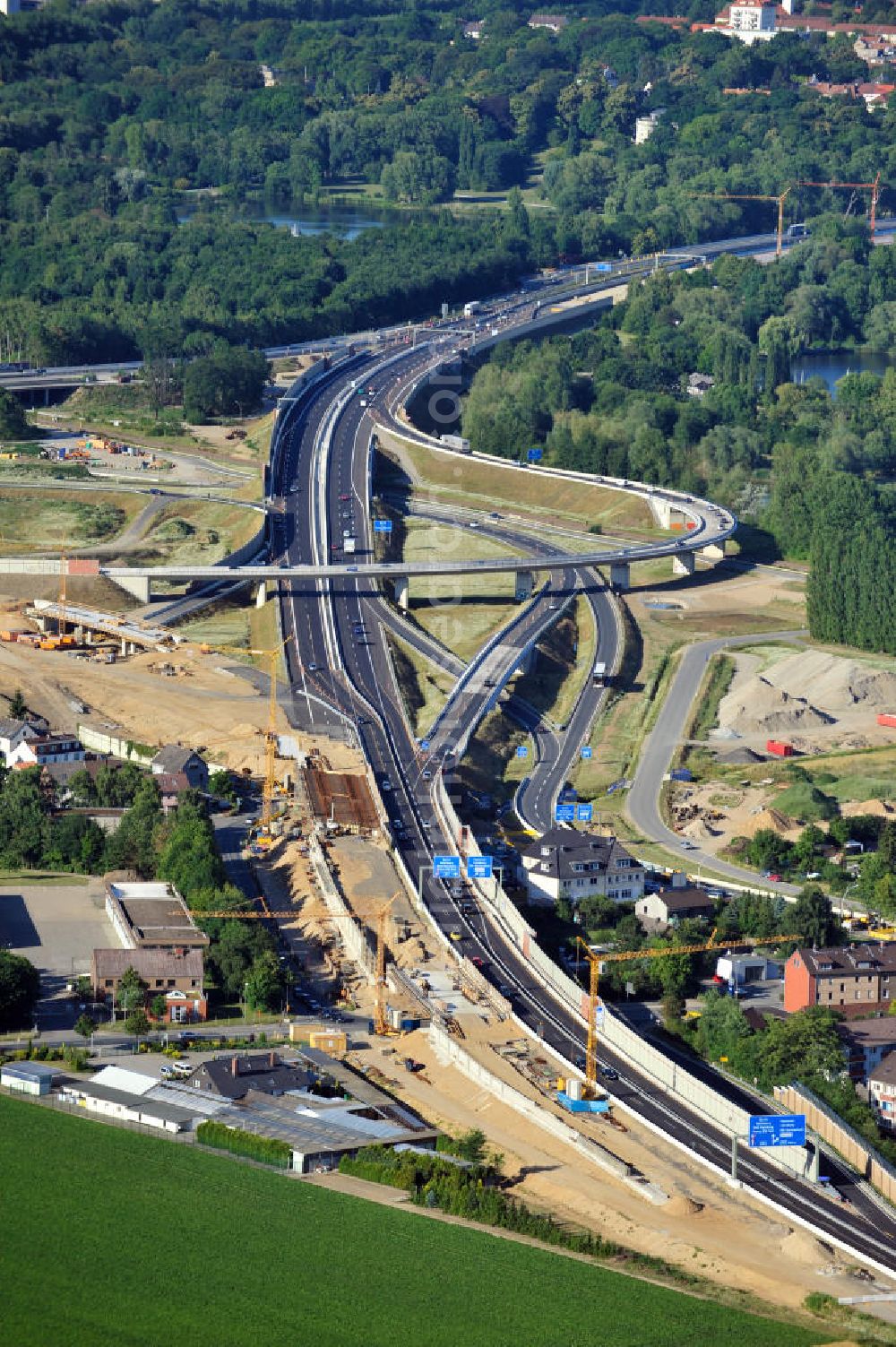 Aerial image Braunschweig - Blick auf den Um- und Ausbau des Autobahndreiecks Braunschweig-Südwest an der Autobahn A29 / A 391 in Niedersachsen. Der EUROVIA Baukonzern errichtet hier einige Brückenneubauten. Bauherr ist die Niedersächsische Landesbehörde für Straßenbau und Verkehr. View of the implementation and expansion of the motorway junction Brunswick-southwest along the freeway A29 / A 395 in Lower Saxony. The construction company EUROVIA built here are some new bridges. Owner is the Lower Saxony state authorities for road construction and transport.