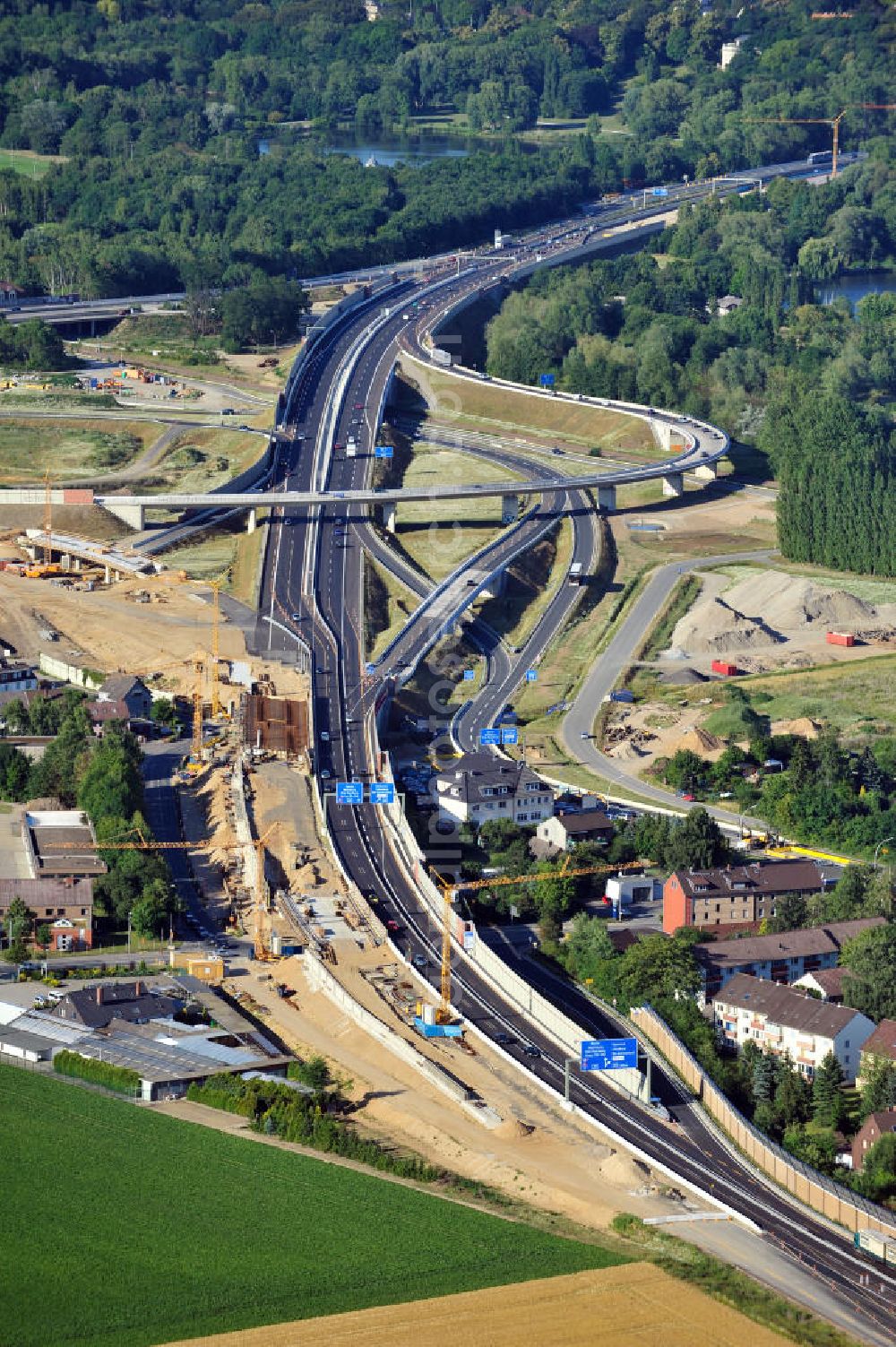 Aerial photograph Braunschweig - Blick auf den Um- und Ausbau des Autobahndreiecks Braunschweig-Südwest an der Autobahn A29 / A 391 in Niedersachsen. Der EUROVIA Baukonzern errichtet hier einige Brückenneubauten. Bauherr ist die Niedersächsische Landesbehörde für Straßenbau und Verkehr. View of the implementation and expansion of the motorway junction Brunswick-southwest along the freeway A29 / A 395 in Lower Saxony. The construction company EUROVIA built here are some new bridges. Owner is the Lower Saxony state authorities for road construction and transport.