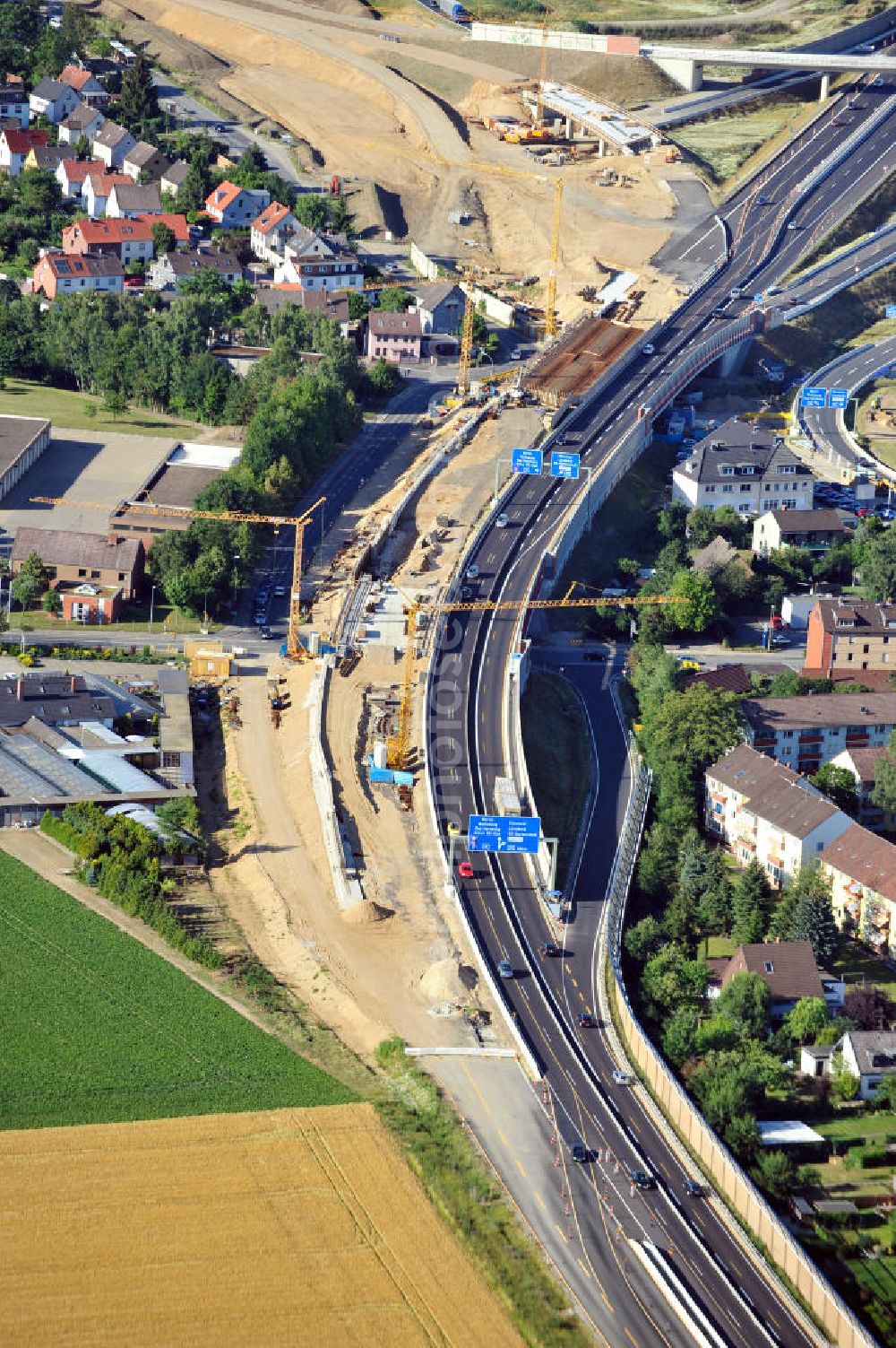 Braunschweig from the bird's eye view: Blick auf den Um- und Ausbau des Autobahndreiecks Braunschweig-Südwest an der Autobahn A29 / A 391 in Niedersachsen. Der EUROVIA Baukonzern errichtet hier einige Brückenneubauten. Bauherr ist die Niedersächsische Landesbehörde für Straßenbau und Verkehr. View of the implementation and expansion of the motorway junction Brunswick-southwest along the freeway A29 / A 395 in Lower Saxony. The construction company EUROVIA built here are some new bridges. Owner is the Lower Saxony state authorities for road construction and transport.